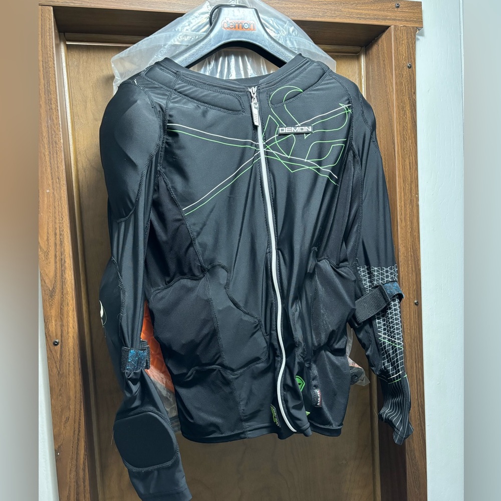 Demon United Extreme sports padded shirt Size L